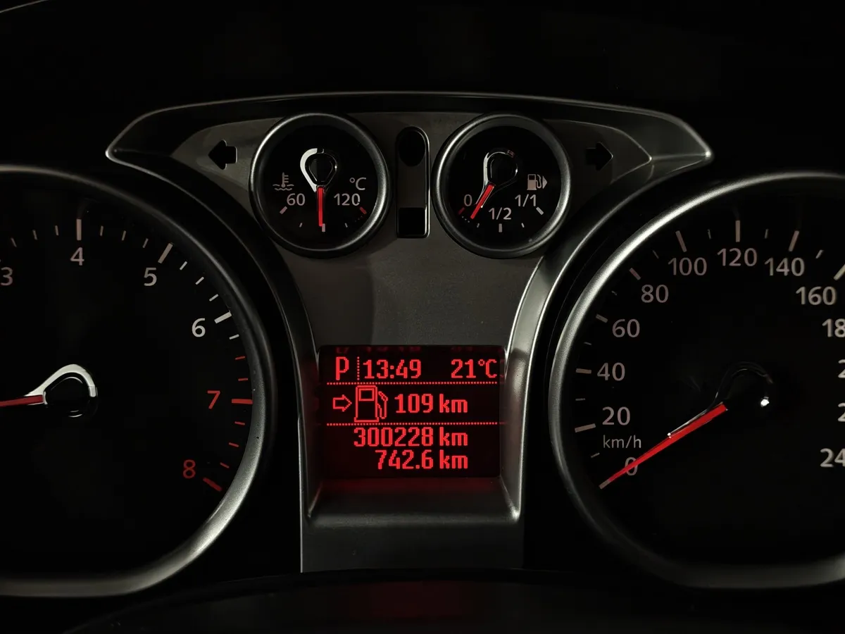 Ford Focus 1.6 AT (101 л.с.) Ghia Серый в АВИЛОН. Слайд №16