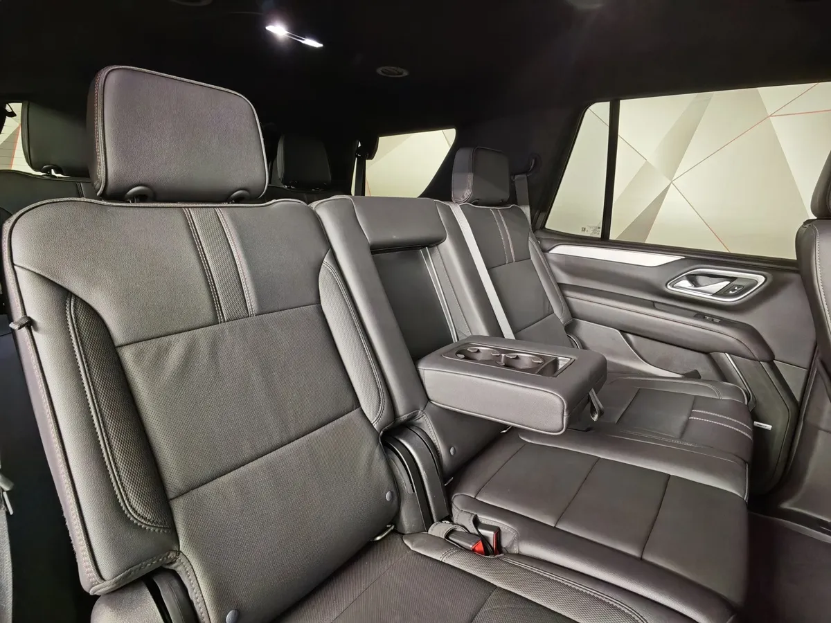 Chevrolet Tahoe 5.3 AT 4WD (343 л.с.) RST Белый в АВИЛОН. Слайд №17