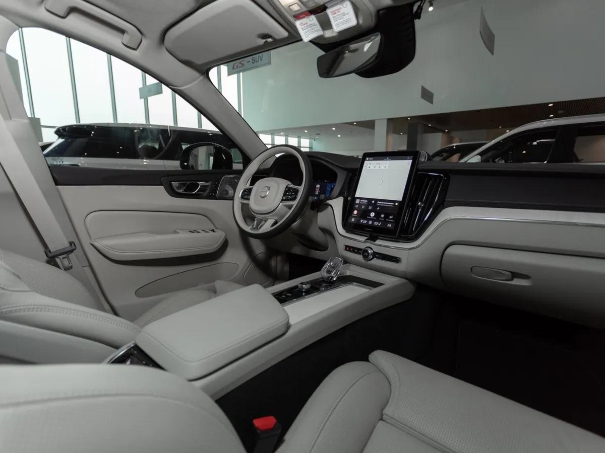 Volvo XC60 2.0 B5 8AT AWD (250 л.с.) Ultra Белый в АВИЛОН. Слайд №11