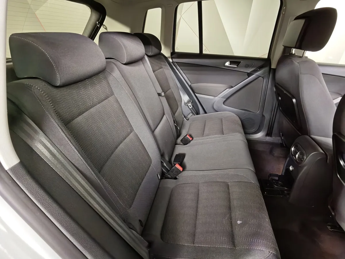 Volkswagen Tiguan 2.0 TSI 4Motion AT (180 л.с.) Sport&Style Серебристый в АВИЛОН. Слайд №15