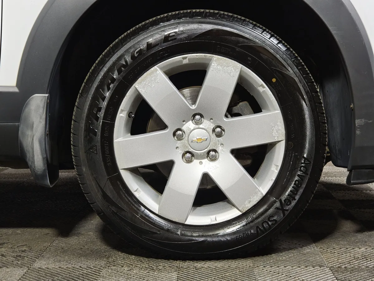 Chevrolet Captiva 2.4 AT (5 мест) (167 л.с.) LT Белый в АВИЛОН. Слайд №9