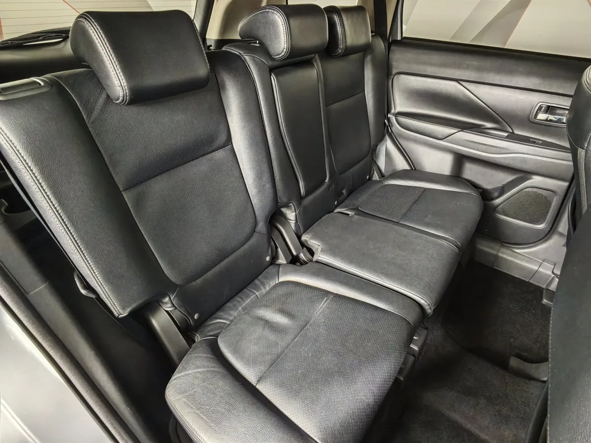 Mitsubishi Outlander 2.4 MIVEC CVT 4WD (167 л.с.) Instyle Серебристый в АВИЛОН. Слайд №17
