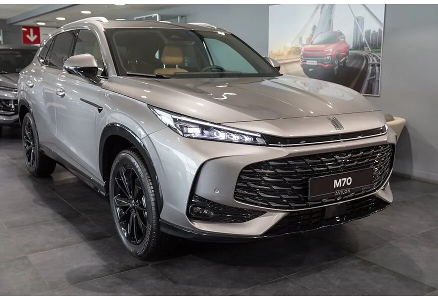 Москвич М70 1.5 DCT FWD (150 л.с.) Драйв Серебристый в АВИЛОН. Слайд №2