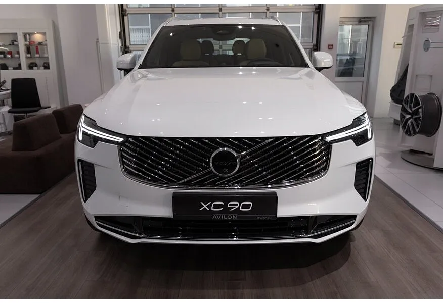 Volvo XC90 2.0 B6 mild hybrid AT AWD (7 мест) (300 л.с.) Ultra Bright Белый в АВИЛОН. Слайд №3
