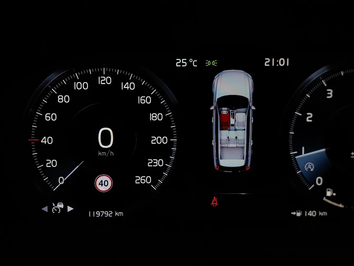 Volvo XC90 2.0 B5 mild hybrid AT AWD (7 мест) (250 л.с.) Ultra Bright Серый в АВИЛОН. Слайд №18