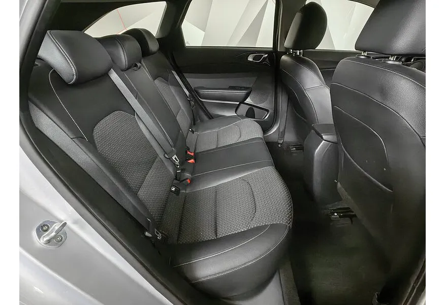 Kia Ceed 1.6 MPI AT (128 л.с.) Prestige Серебристый в АВИЛОН. Слайд №16