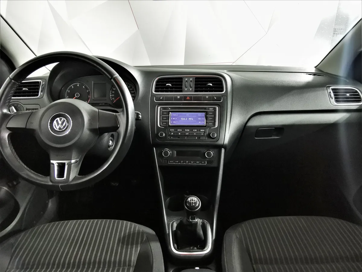 Volkswagen Polo 1.6 MT (105 л.с.) Черный в АВИЛОН. Слайд №13