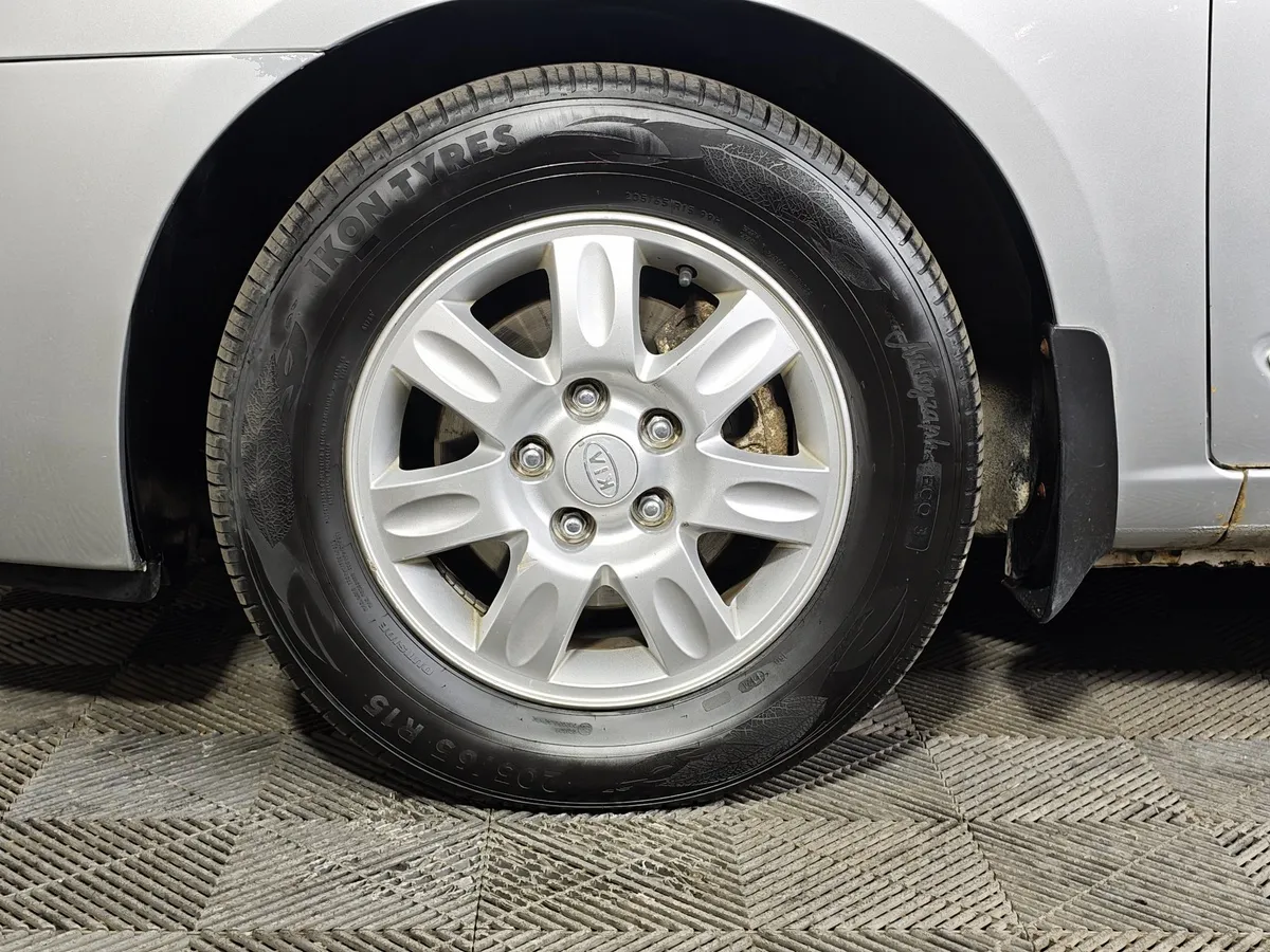 Kia Carens 1.6 MT (126 л.с.) Серебристый в АВИЛОН. Слайд №9