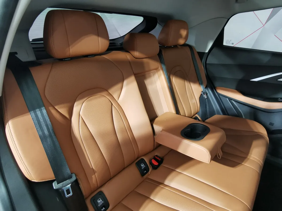 Omoda C5 1.5T CVT (147 л.с.) Ultimate (двухцветный, красные элементы экстерьера) Синий в АВИЛОН. Слайд №16