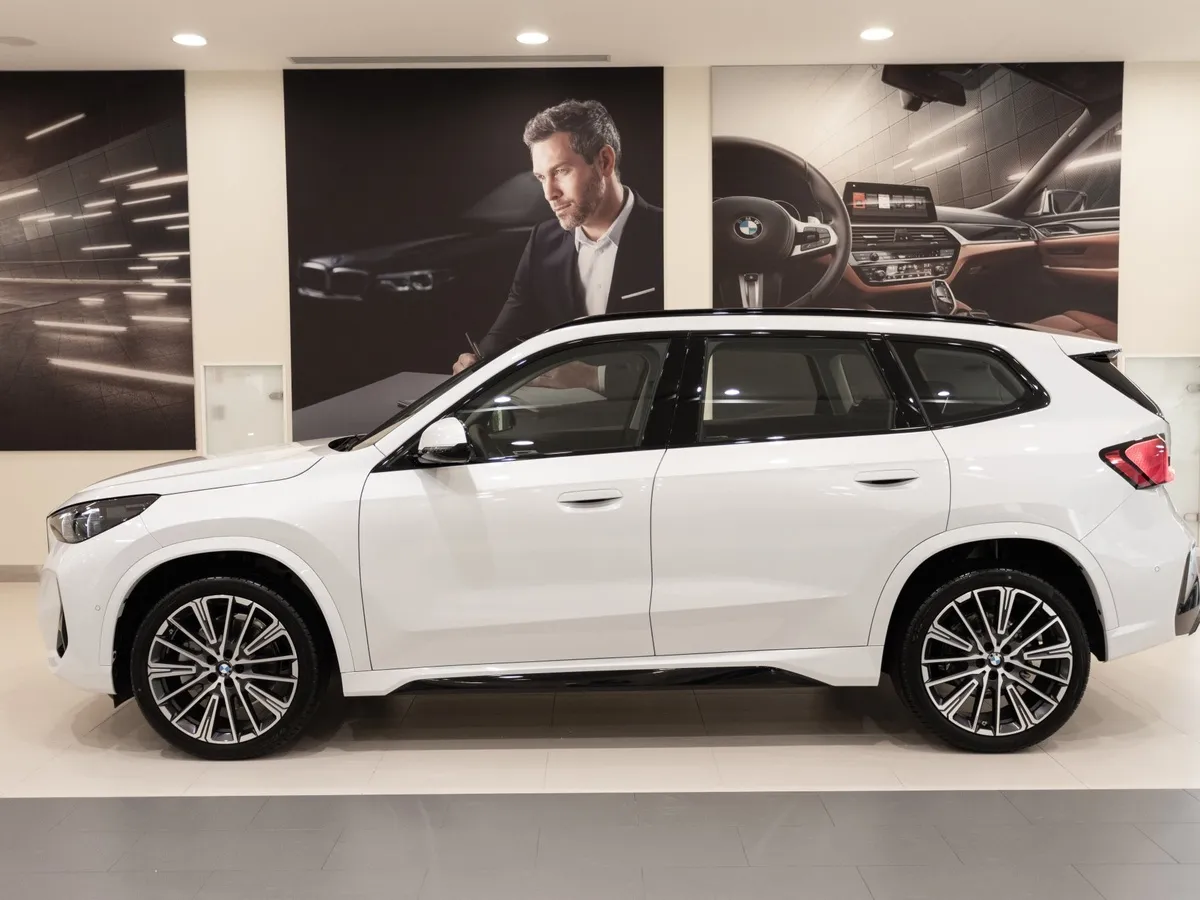 BMW X1 xDrive25 Li (204 л.с.) Белый в АВИЛОН. Слайд №3