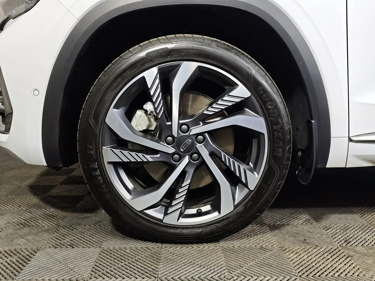 Geely Monjaro 2.0T 8AT 4WD (238 л.с.) Flagship Белый в АВИЛОН. Слайд №9