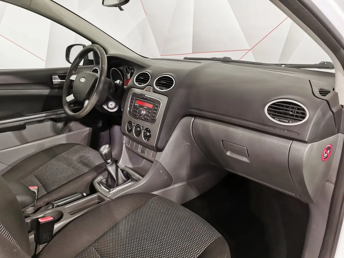 Ford Focus 1.6 MT (101 л.с.) Белый в АВИЛОН. Слайд №11
