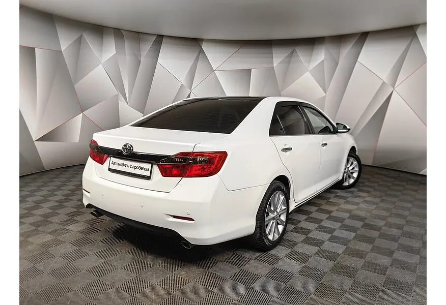 Toyota Camry 3.5 AT (249 л.с.) Белый в АВИЛОН. Слайд №2