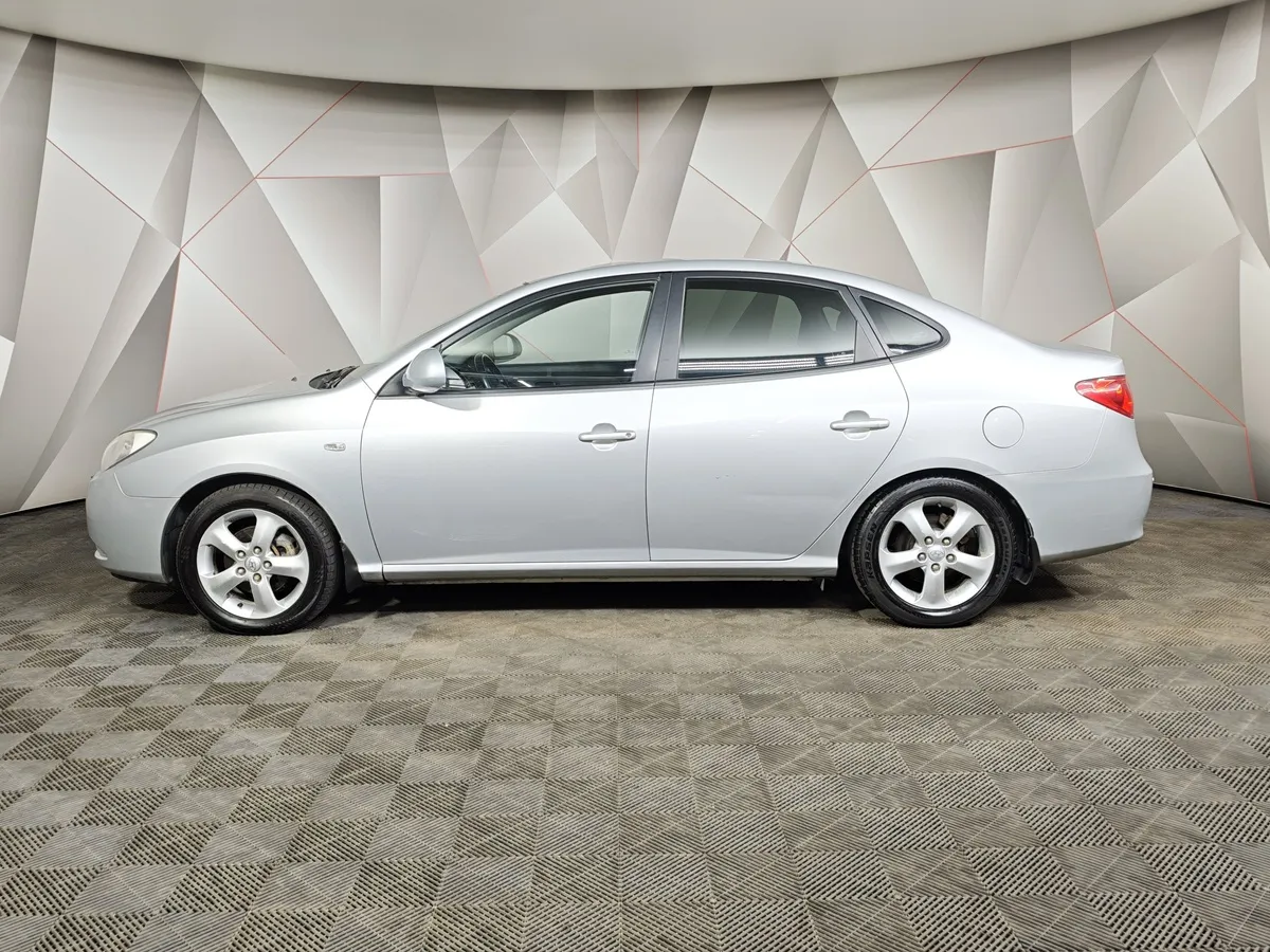 Hyundai Elantra 1.6 AT (122 л.с.) Серебристый в АВИЛОН. Слайд №5