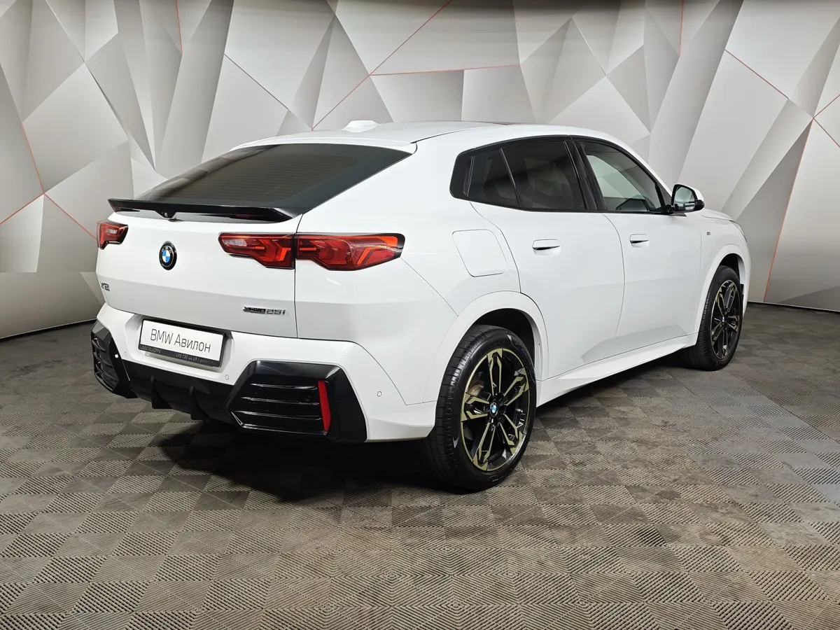 BMW X2 25i xDrive AT (204 л.с.) Белый в АВИЛОН. Слайд №2