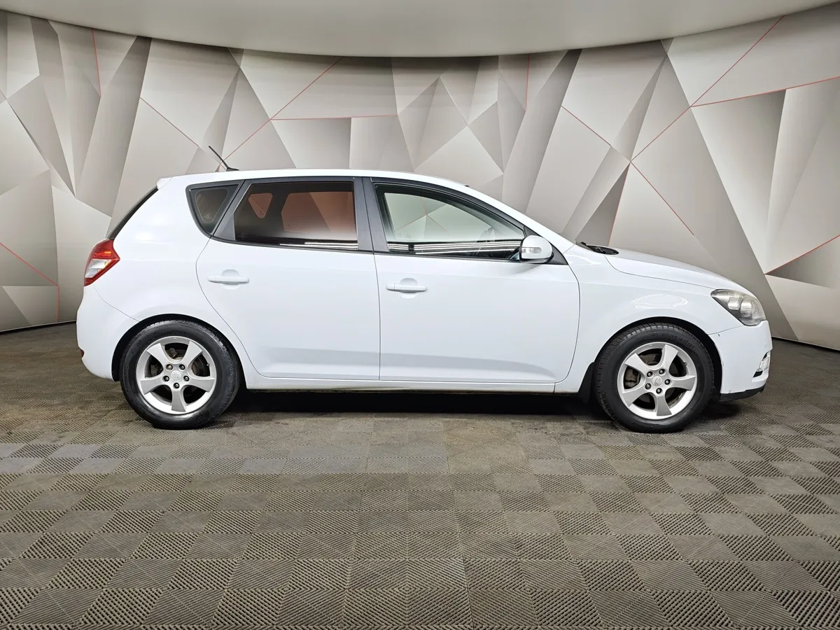 Kia Ceed 1.6 AT (122 л.с.) Белый в АВИЛОН. Слайд №6