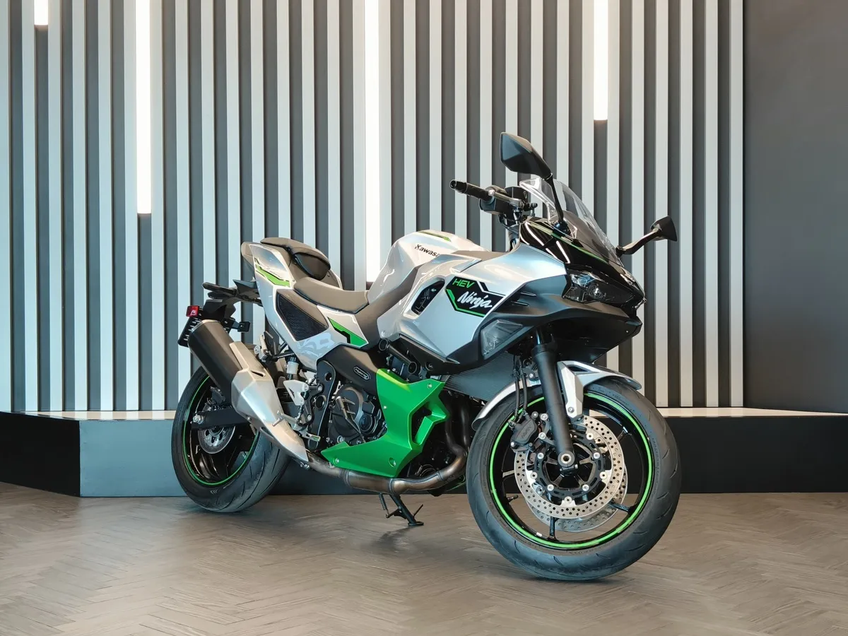 Kawasaki Ninja 7 Hybrid 450 см³ (69 л.с.) 450 Серебристый в АВИЛОН. Слайд №2