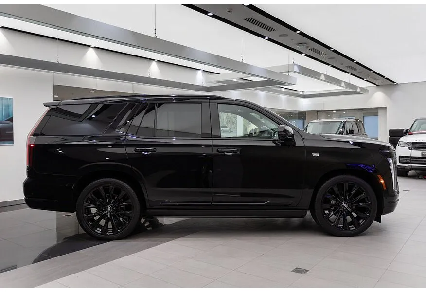 Cadillac Escalade 6.2 V8 AT AWD (420 л.с.) Sport Platinum Черный в АВИЛОН. Слайд №3