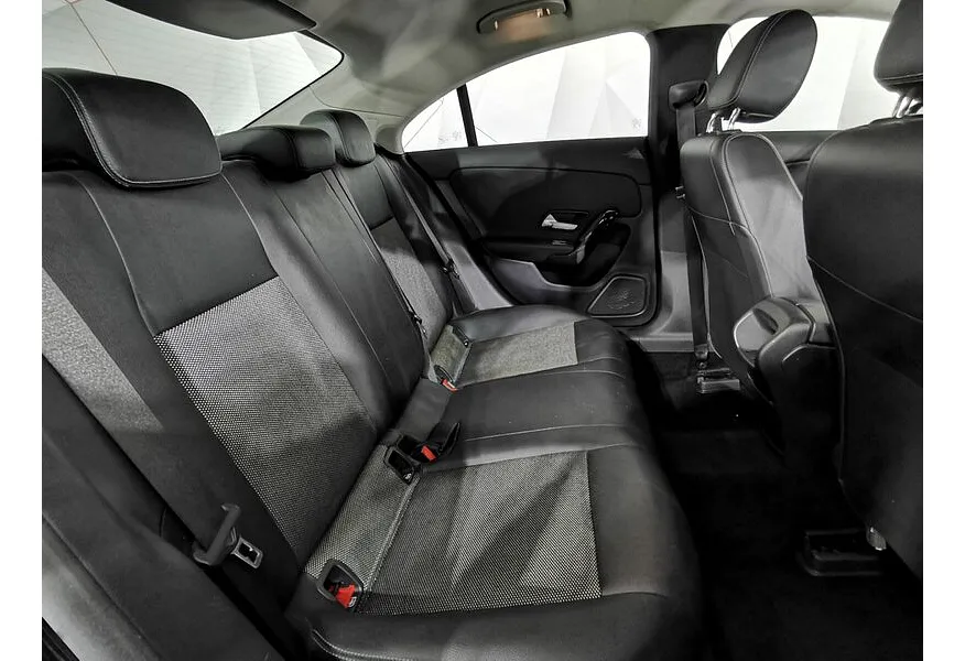 Mercedes-Benz CLA 200 7-G DCT (150 л.с.) Черный в АВИЛОН. Слайд №11