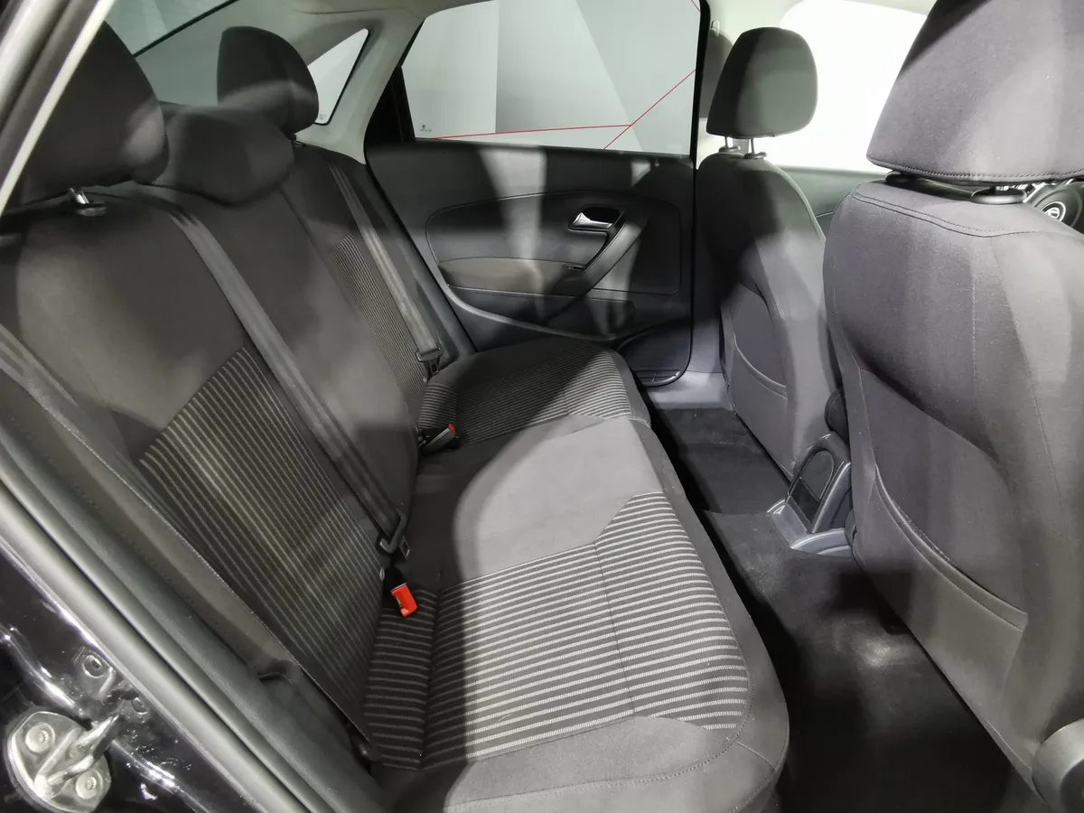 Volkswagen Polo 1.6 MT (105 л.с.) Черный в АВИЛОН. Слайд №15