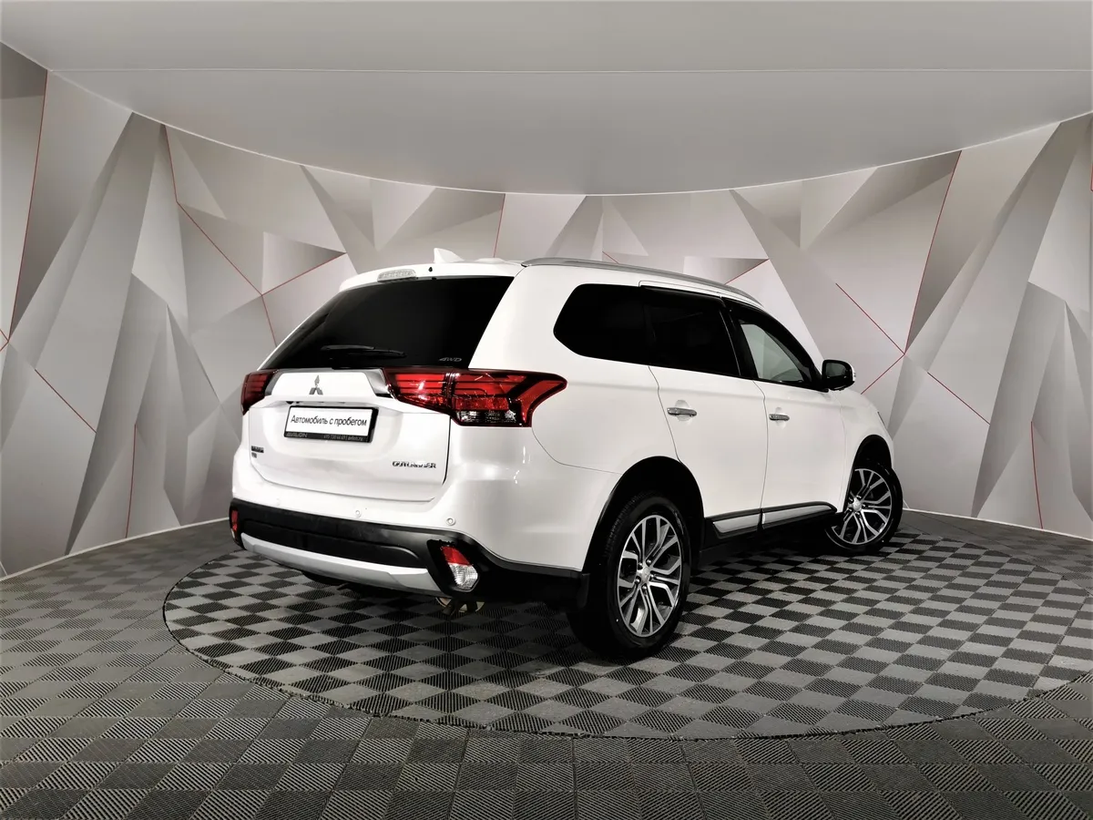 Mitsubishi Outlander 2.4 MIVEC CVT 4WD 7 мест (167 л.с.) Ultimate Белый в АВИЛОН. Слайд №2