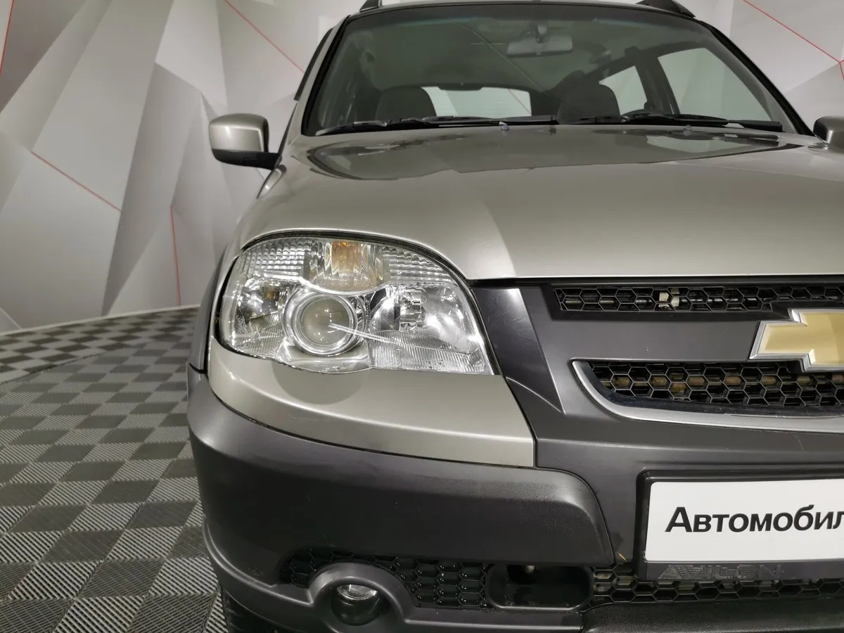 Chevrolet Niva 1.7 MT (80 л.с.) Коричневый в АВИЛОН. Слайд №10
