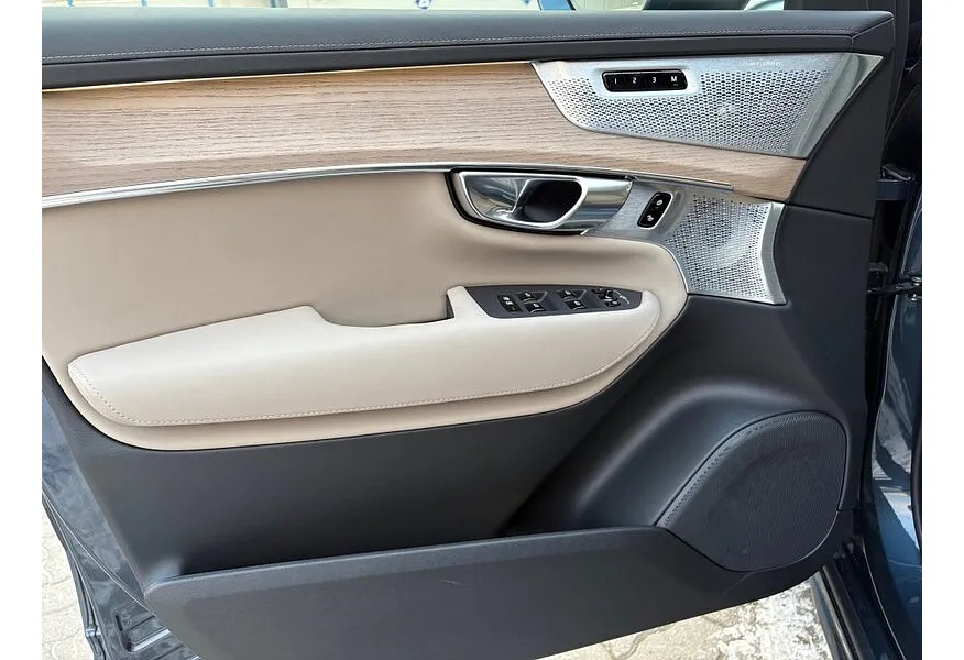 Volvo XC90 2.0 T8 plug-inhybrid AT AWD (7 мест) (455 л.с.) Ultra Bright Синий в АВИЛОН. Слайд №13