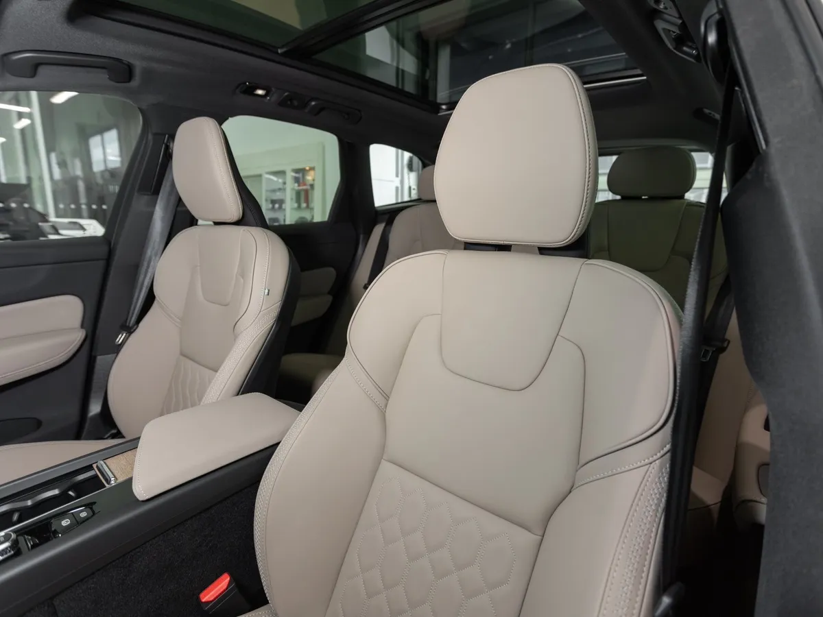 Volvo XC60 2.0 AT AWD (264 л.с.) Luxury Edition Черный в АВИЛОН. Слайд №9
