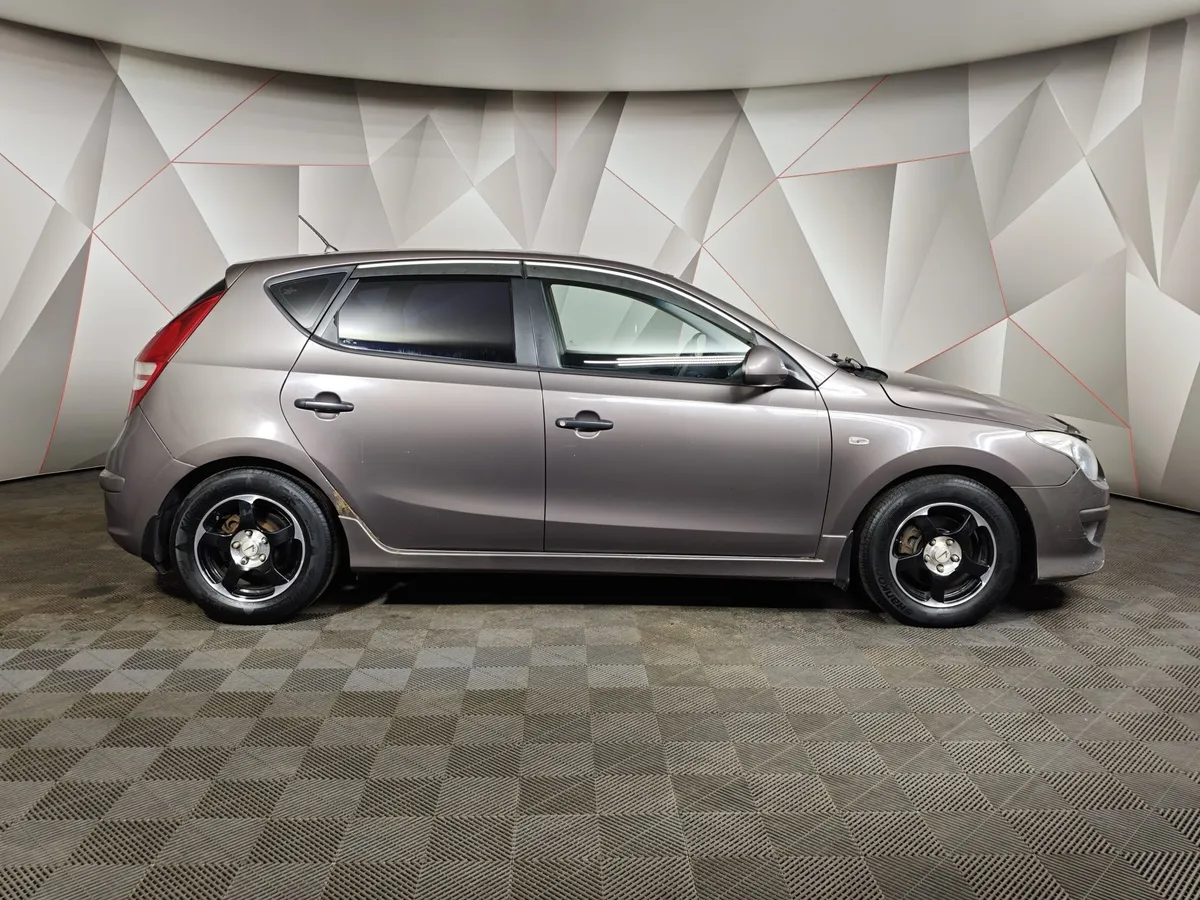 Hyundai i30 1.6 AT (126 л.с.) Коричневый в АВИЛОН. Слайд №6