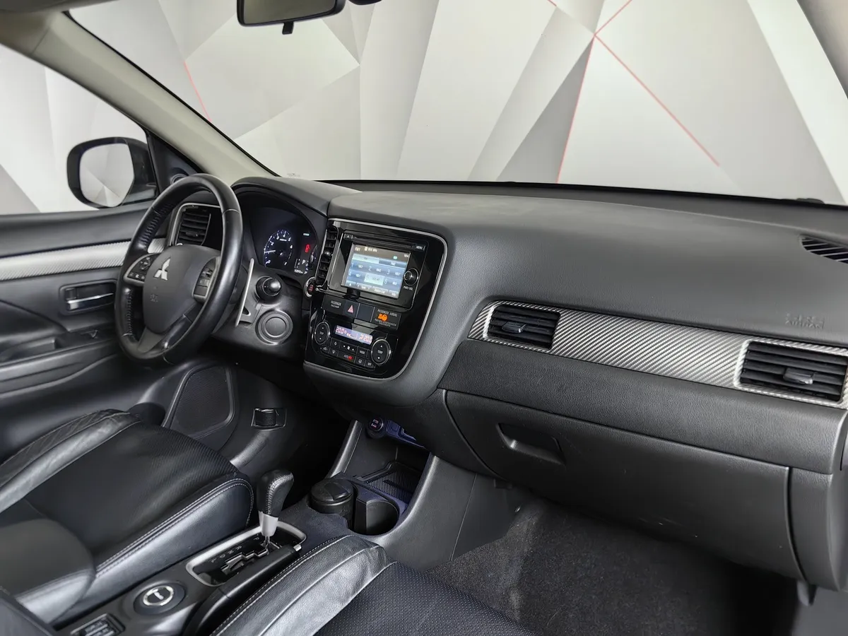 Mitsubishi Outlander 3.0 AT 4WD (230 л.с.) Белый в АВИЛОН. Слайд №13