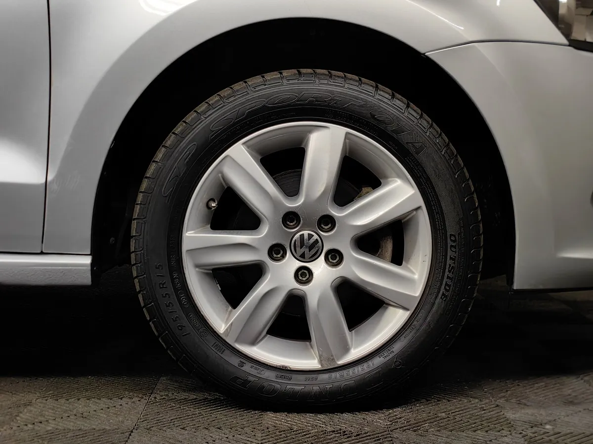 Volkswagen Polo 1.6 MPI AT (110 л.с.) Highline Серебристый в АВИЛОН. Слайд №9