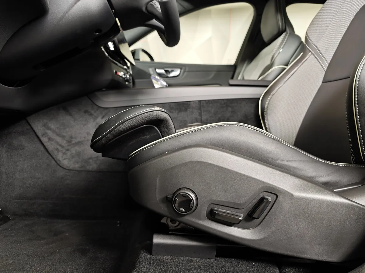 Volvo XC60 2.0 AT AWD (249 л.с.) Deluxe Edition Черный в АВИЛОН. Слайд №22