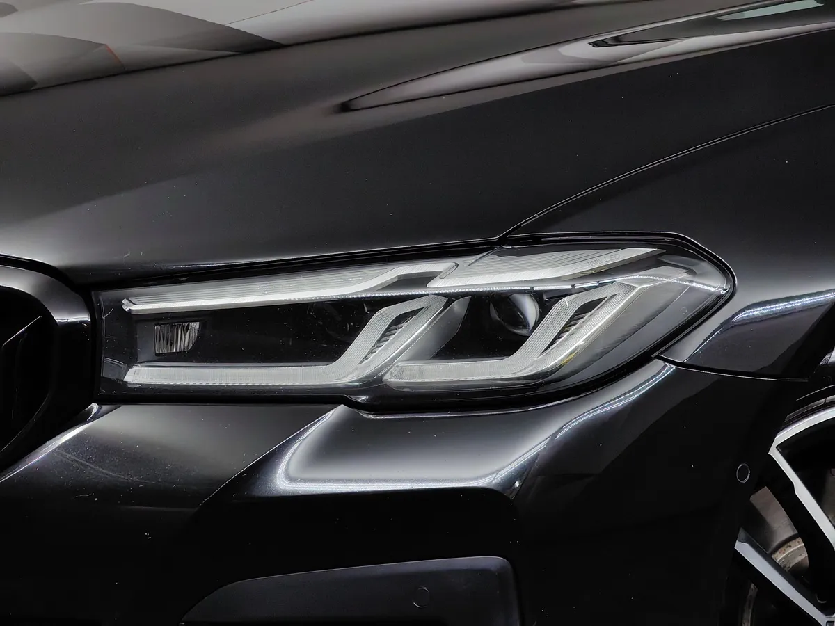 BMW 5 серия 520d xDrive Steptronic (190 л.с.) M Sport Черный в АВИЛОН. Слайд №8