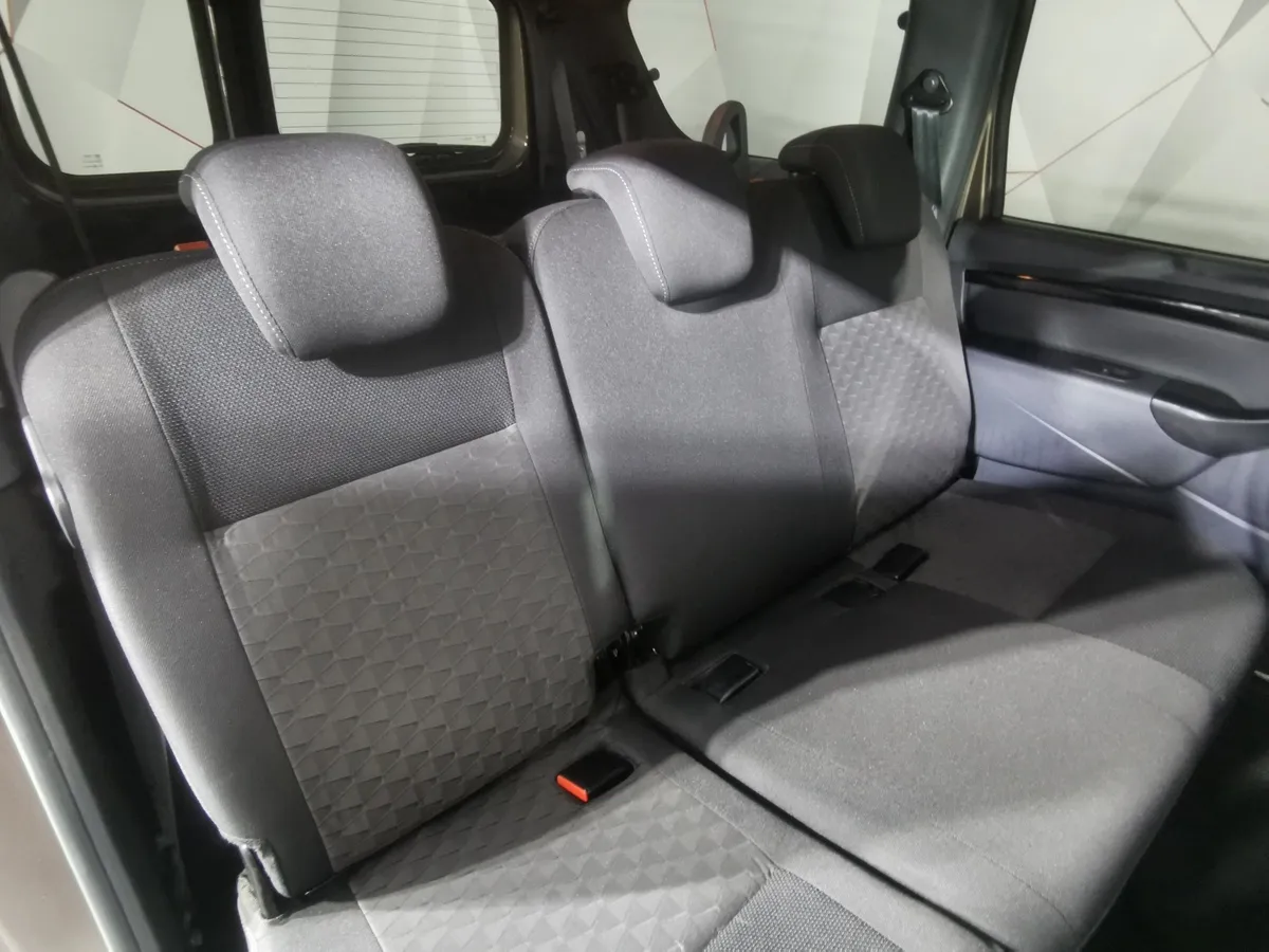 ВАЗ (Lada) Largus 1.6 MT 16 кл (5 мест) (102 л.с.) Коричневый в АВИЛОН. Слайд №16