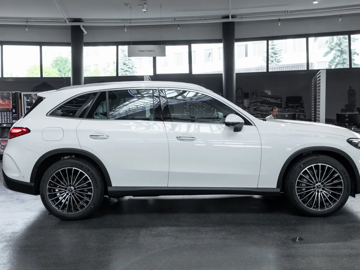 Mercedes-Benz GLC 300 4MATIC 9G-TRONIC (258 л.с.) Белый в АВИЛОН. Слайд №2