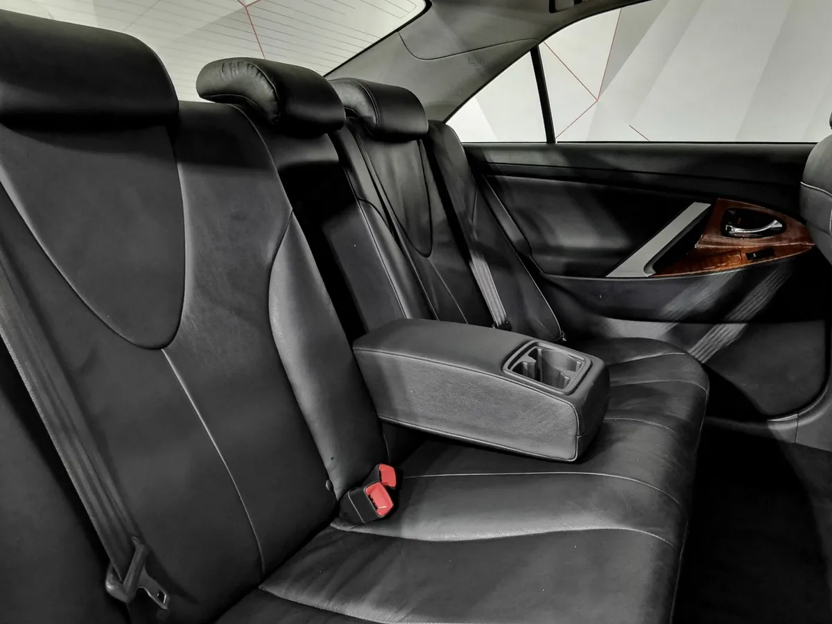 Toyota Camry 2.4 VVT-i AT (167 л.с.) Белый в АВИЛОН. Слайд №16