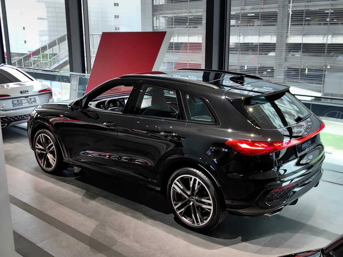 Audi Q5 L 2.0 40 TFSI S tronic quattro (204 л.с.) Черный в АВИЛОН. Слайд №4