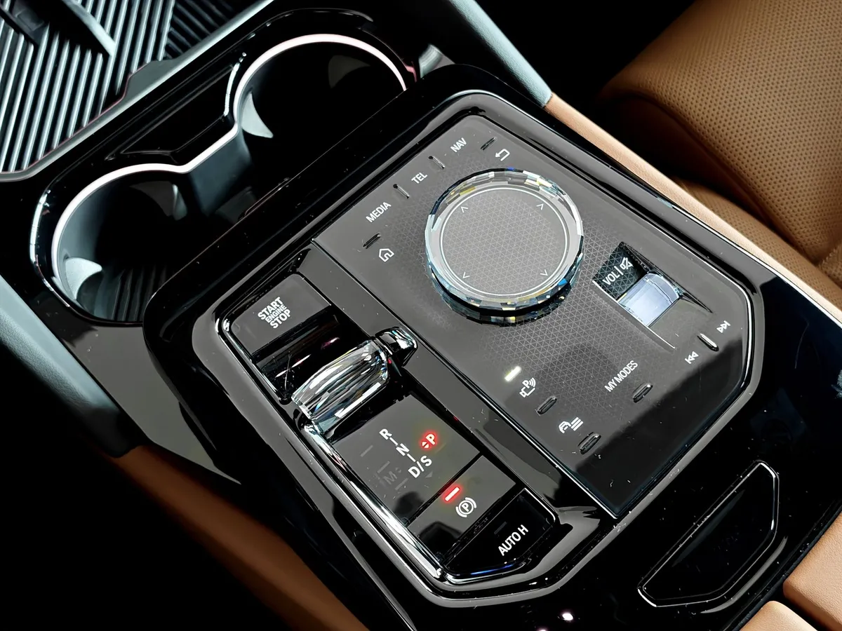 BMW 5 серия 530e AT RWD (299 л.с.) Черный в АВИЛОН. Слайд №20