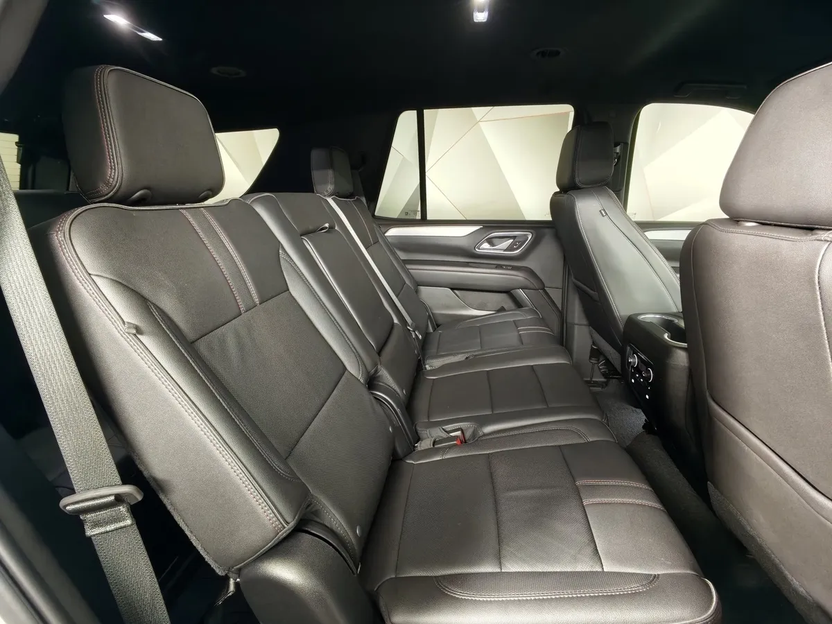 Chevrolet Tahoe 5.3 AT 4WD (343 л.с.) RST Белый в АВИЛОН. Слайд №16
