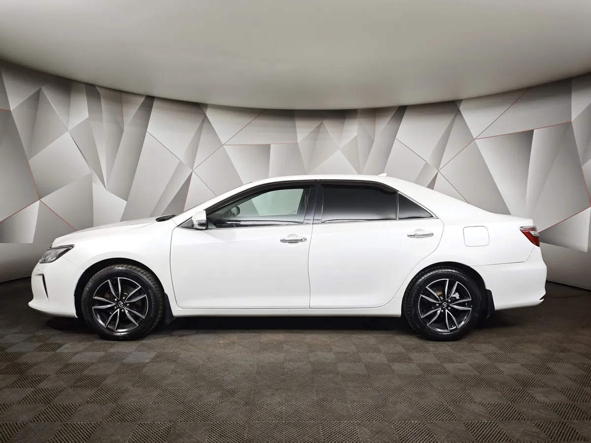 Toyota Camry 2.5 AT (200 л.с.) Белый в АВИЛОН. Слайд №5