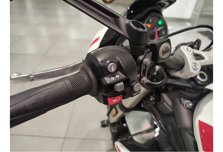 Triumph Street Triple 660 см³ (94 л.с.) (94) 660 Белый в АВИЛОН. Слайд №8