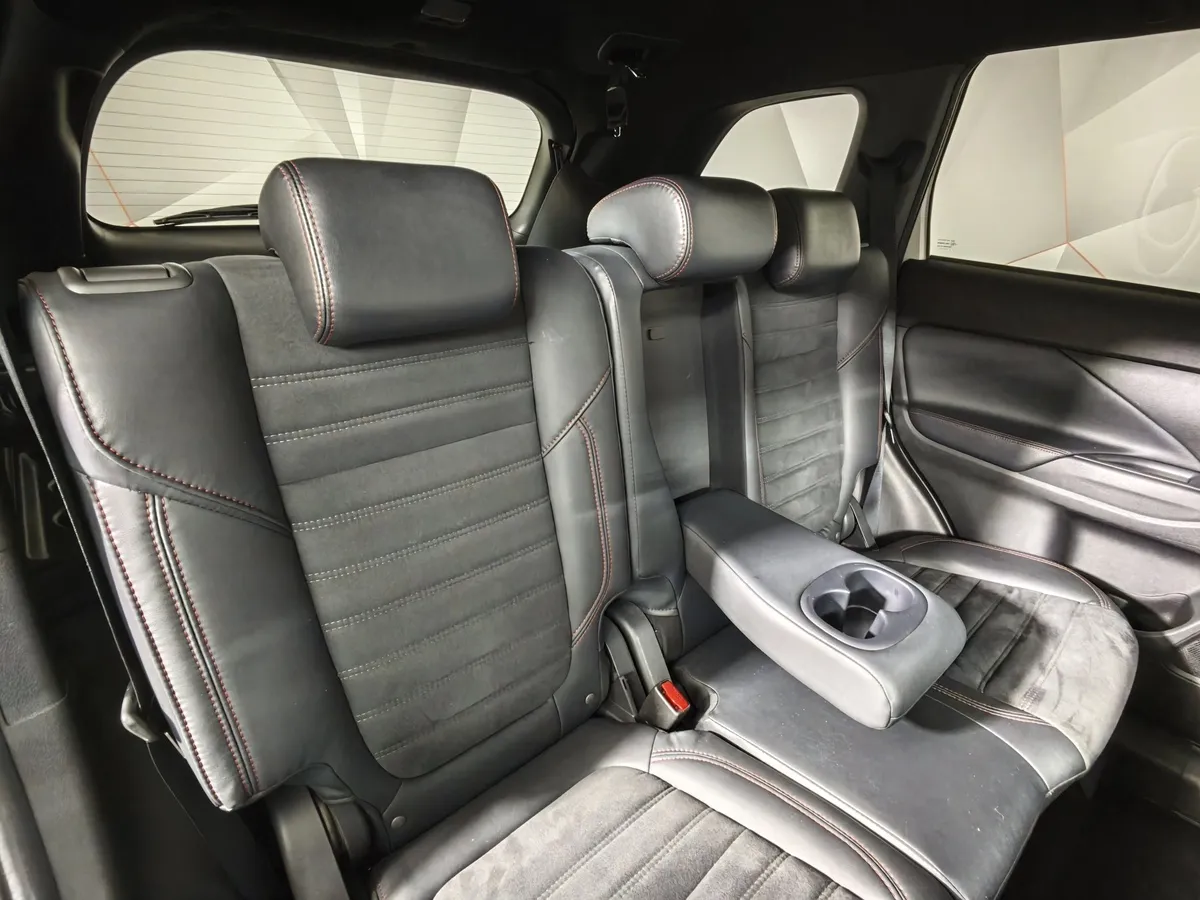 Mitsubishi Outlander 2.0 CVT 4WD (146 л.с.) Белый в АВИЛОН. Слайд №17