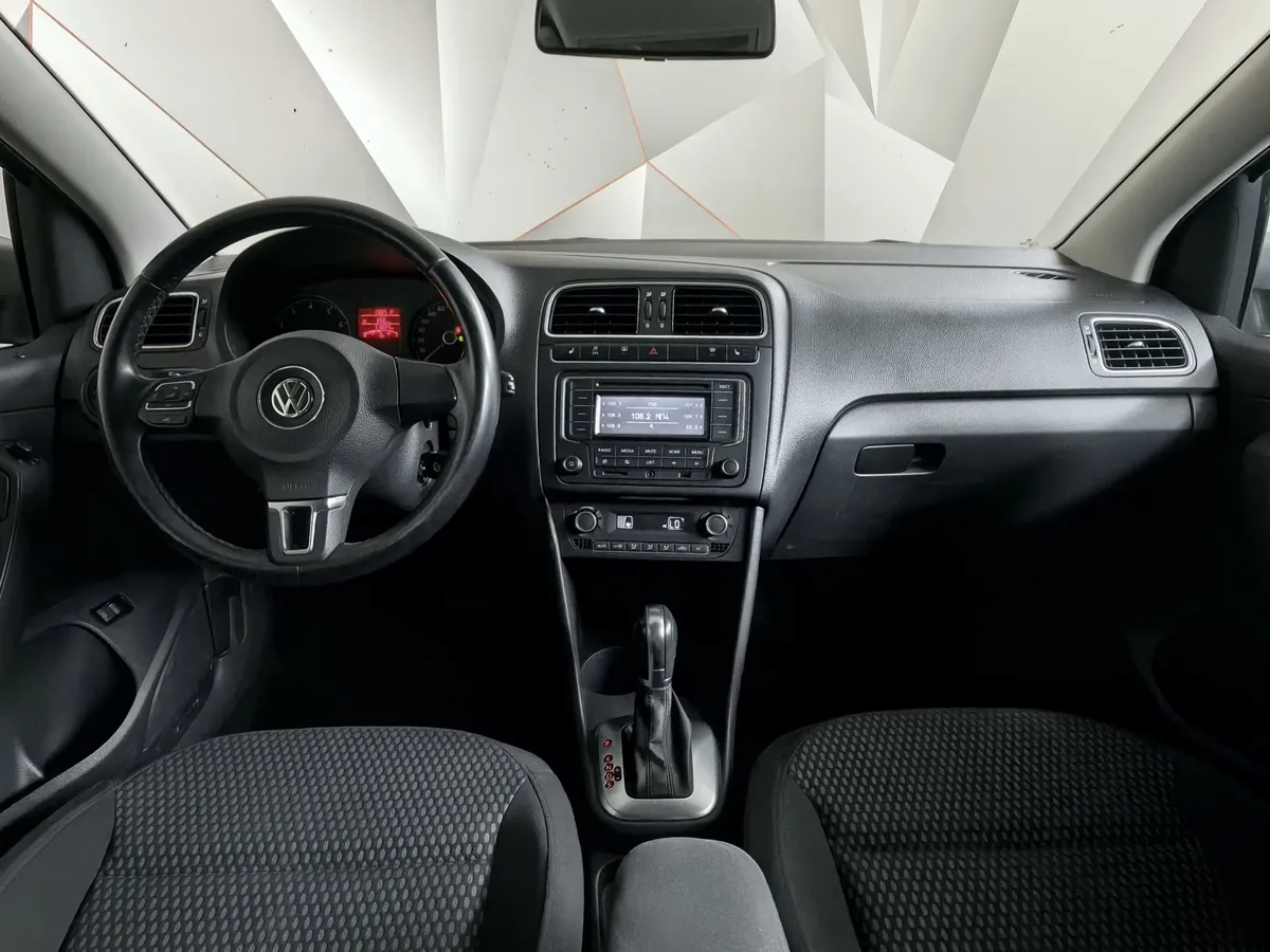 Volkswagen Polo 1.6 MPI AT (110 л.с.) Highline Серебристый в АВИЛОН. Слайд №14