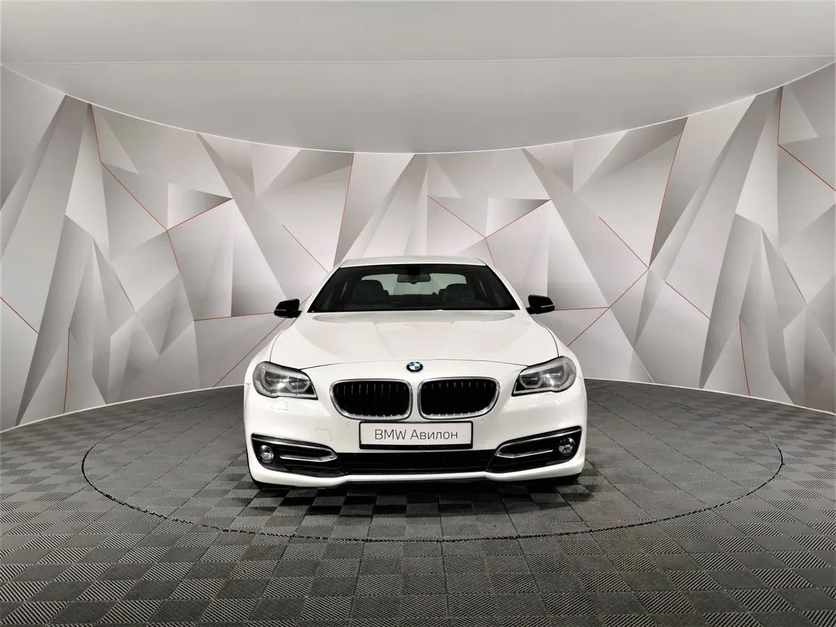 BMW 5 серия 528i xDrive AT (245 л.с.) Base Локальная сборка Белый в АВИЛОН. Слайд №3