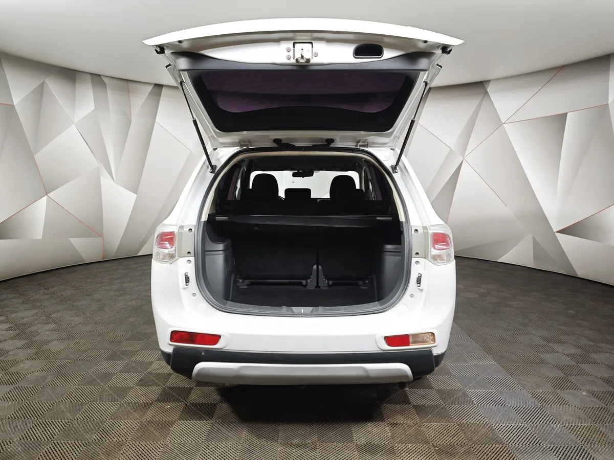 Mitsubishi Outlander 2.0 CVT 4WD (146 л.с.) Белый в АВИЛОН. Слайд №11