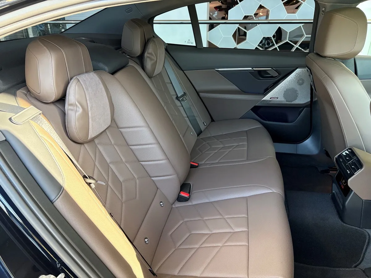 BMW 5 серия 530i xDrive AT (252 л.с.) Черный в АВИЛОН. Слайд №6