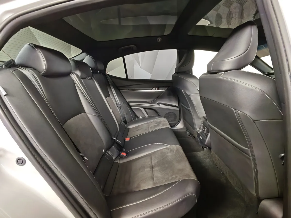 Toyota Camry 2.0h CVT (197 л.с.) Sport Plus Белый в АВИЛОН. Слайд №16