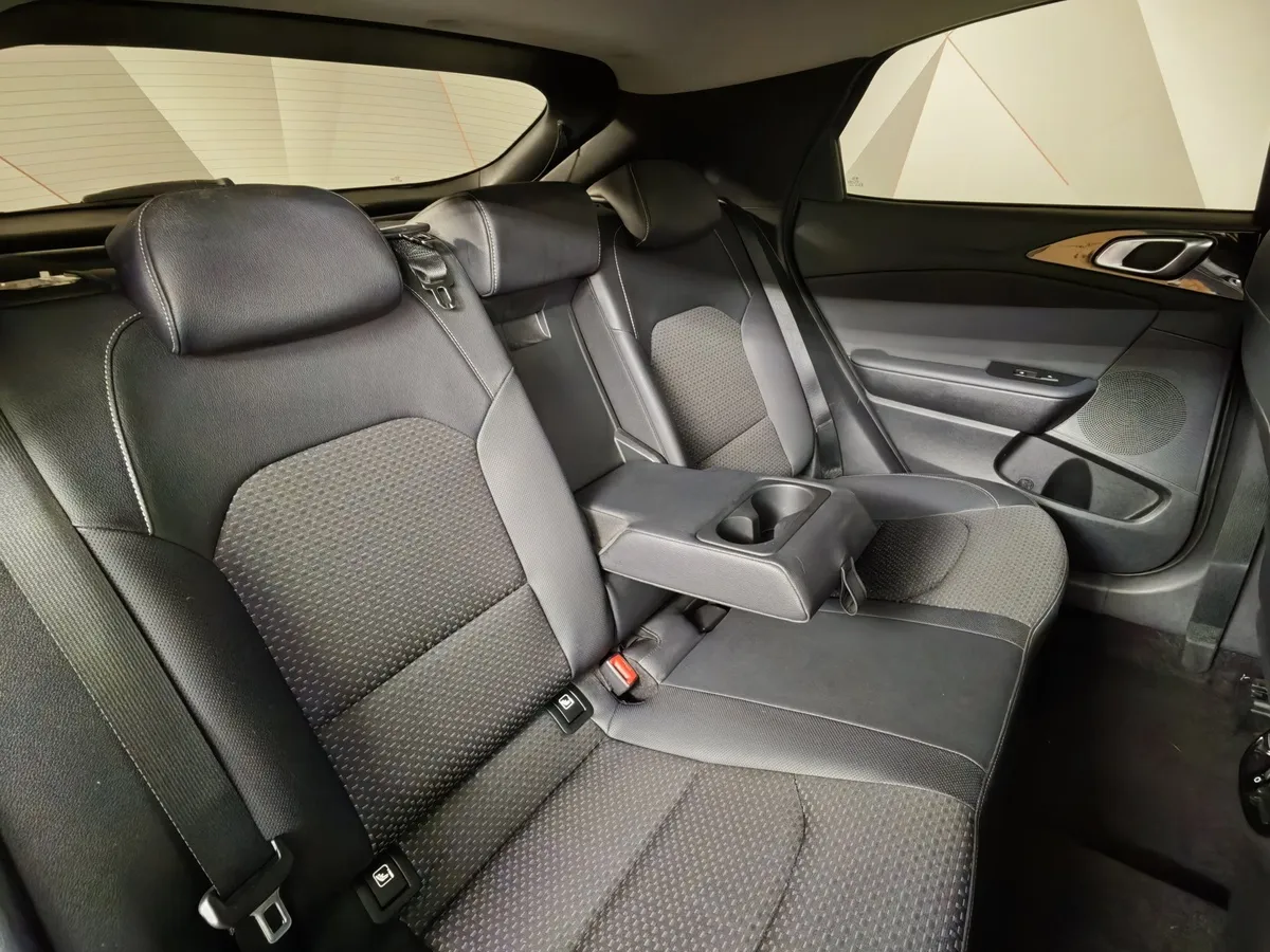 Kia Ceed 1.4 T-GDI AMT (140 л.с.) Comfort Черный в АВИЛОН. Слайд №17