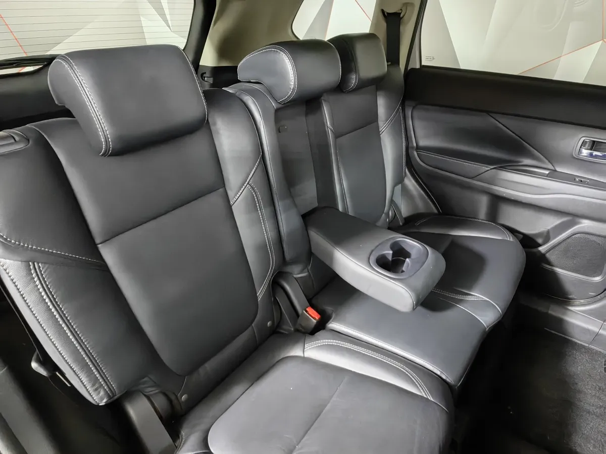 Mitsubishi Outlander 2.0 MIVEC CVT 4WD 7 мест (146 л.с.) Intense Plus Белый в АВИЛОН. Слайд №17