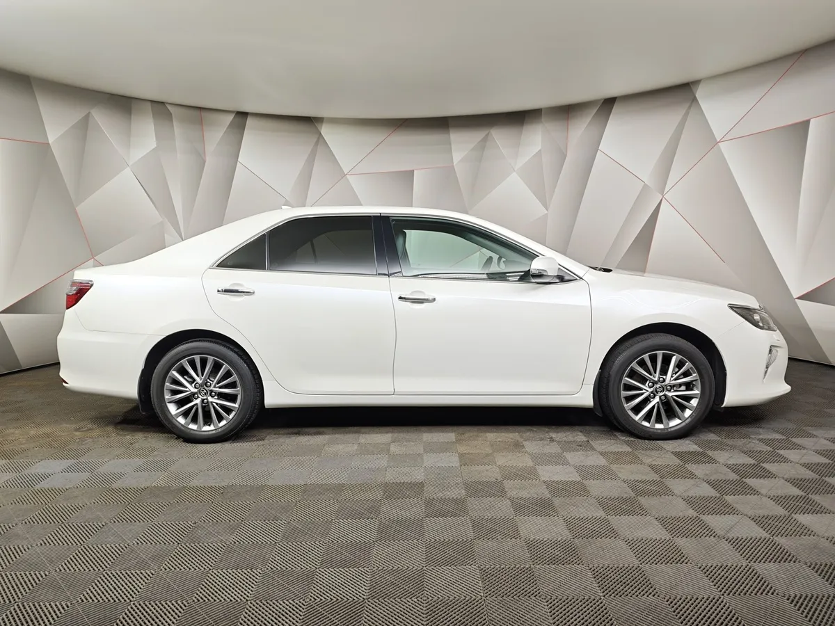 Toyota Camry 2.5 AT (181 л.с.) Белый в АВИЛОН. Слайд №5